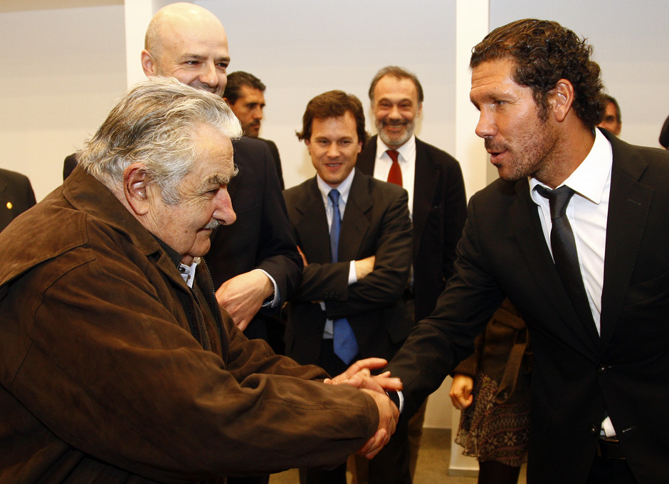 Temporada 12/13. Gira Uruguay. Simeone y José Mujica se presentan en el acto de bienvenida